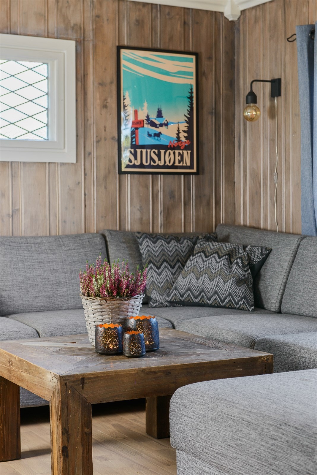 Stua rommer en stor og god sofa. Galleribilde