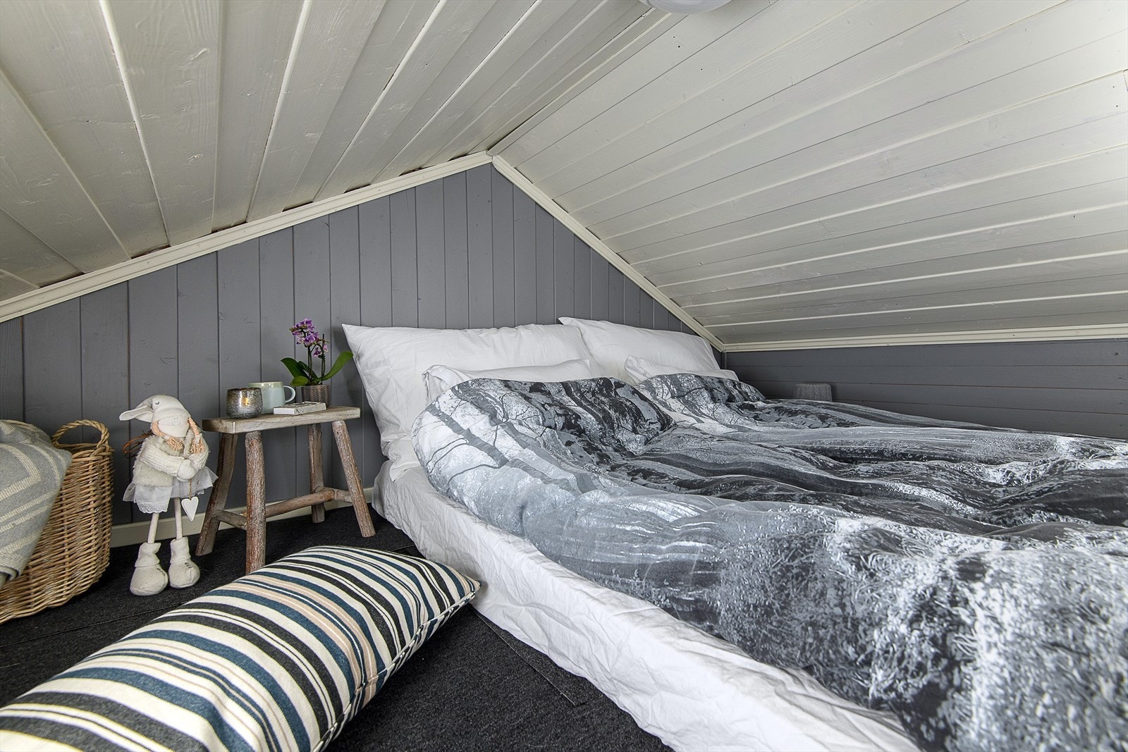 En hems med adkomst fra kjøkkenet er innredet med soveplasser. Galleribilde