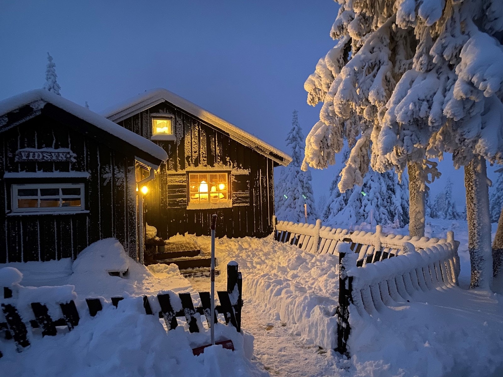 Den fine uteplassen ved inngangspartiet kan også benyttes vinterstid med bålpanne og utekos i hytteveggen. Blåtimen i fjellet er fin. Galleribilde