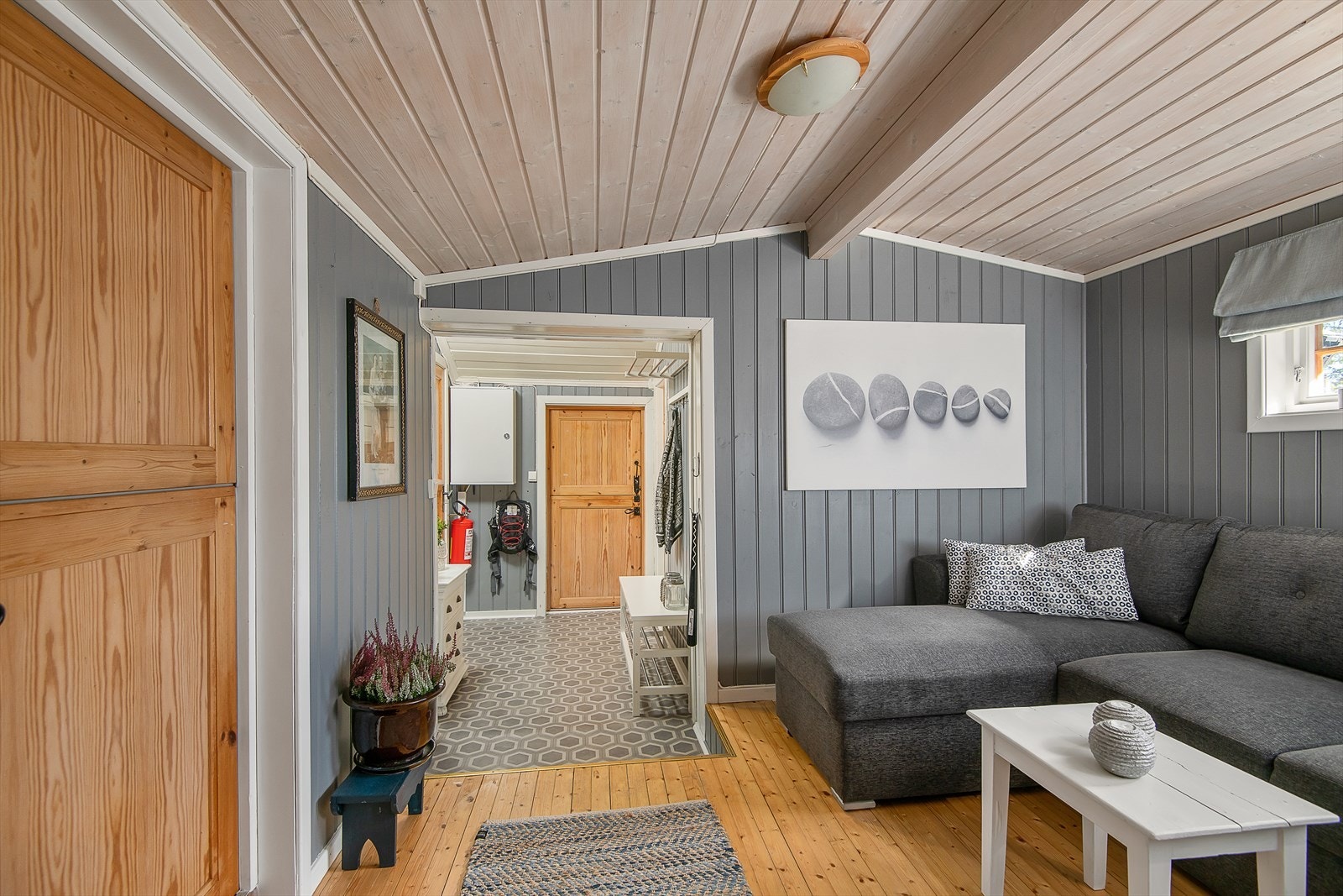 En ekstra liten stue er praktisk når man er mange på hytta. Lune og delikate fargetoner. Stua ligger med adkomst fra gangen. Galleribilde