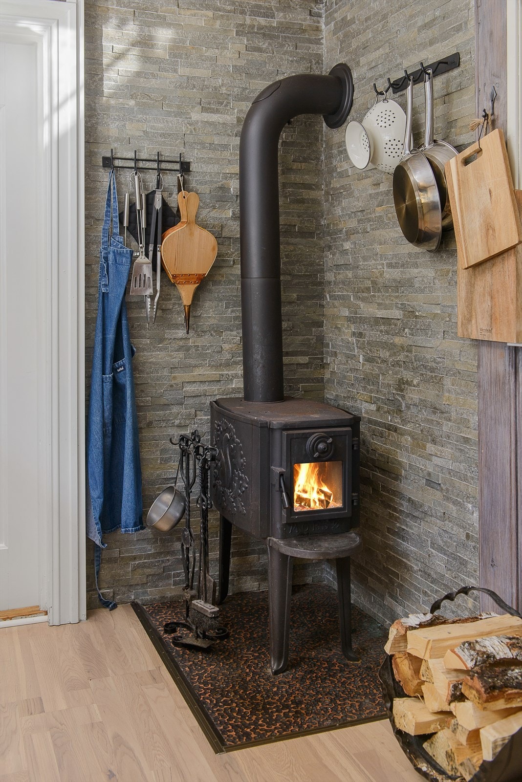 Vedovn plassert på kjøkkenet gir god varme. Galleribilde