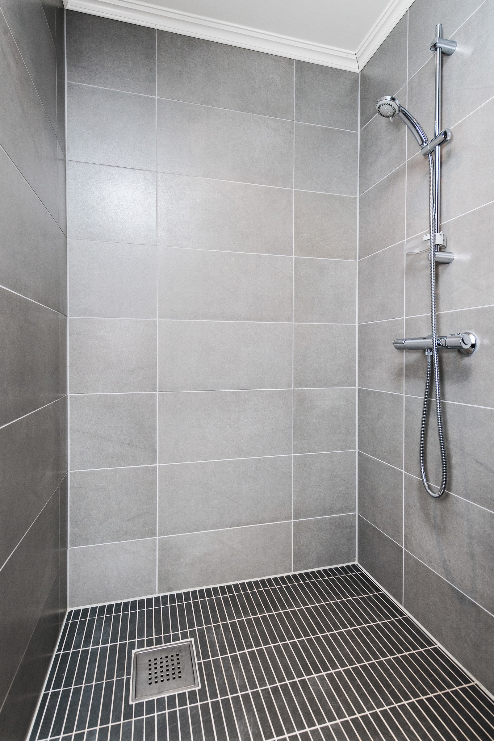 Egen dusjnisje i det romslige badet Galleribilde