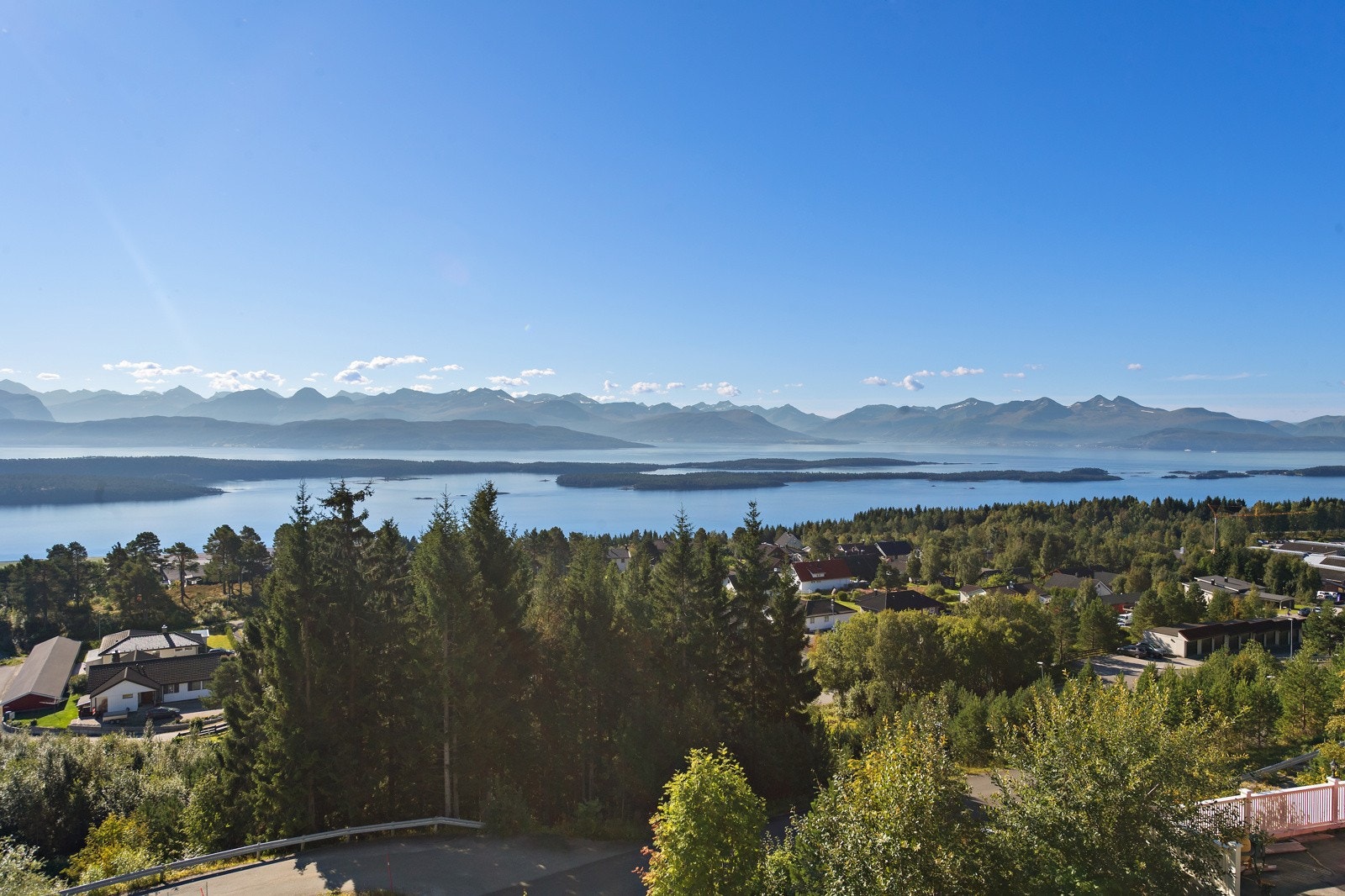 Panoramautsikt til fjord og fjell Galleribilde