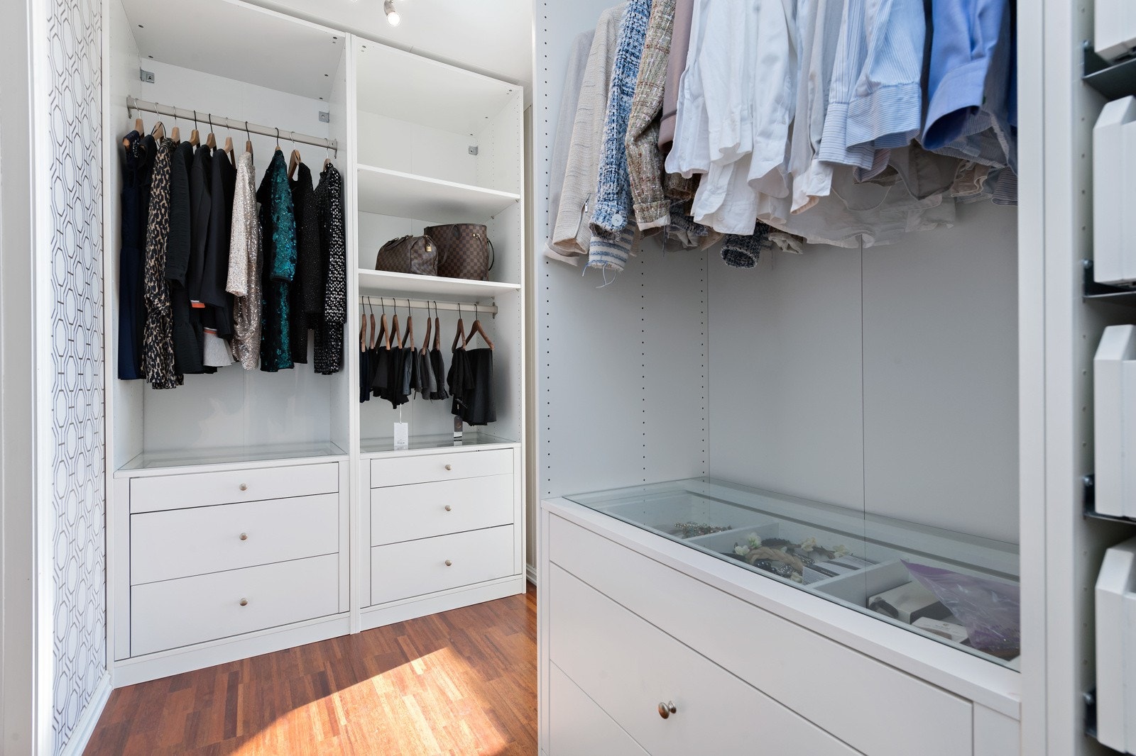 Praktisk garderobe/ omkledningsrom i tilknytning til bad og hovedsoverom Galleribilde
