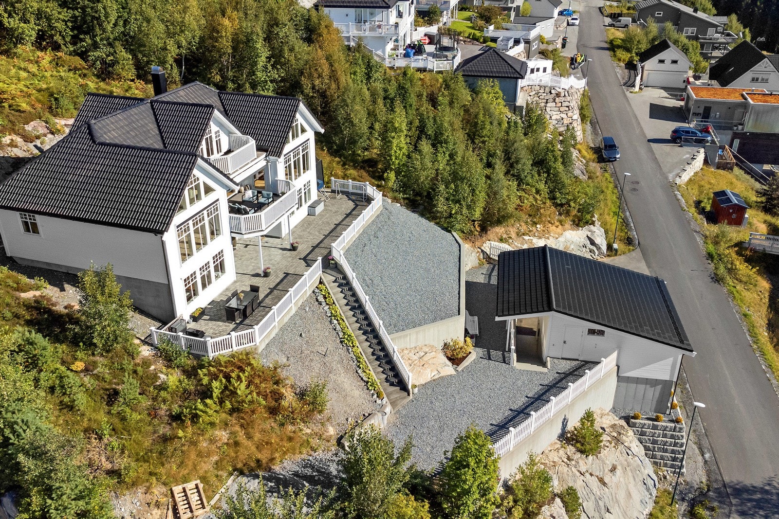 Trappen fra garasjen er delvis overbygget, resten av trappen har varmekabler. Galleribilde