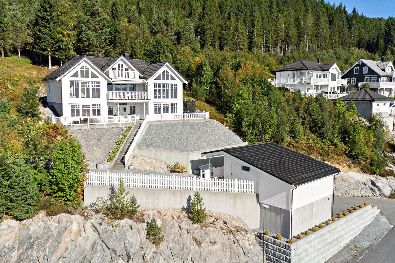 Staselig eiendom med enebolig bygget i 2009 og nyere garasje fra 2017 med stort loftrom. Galleribilde