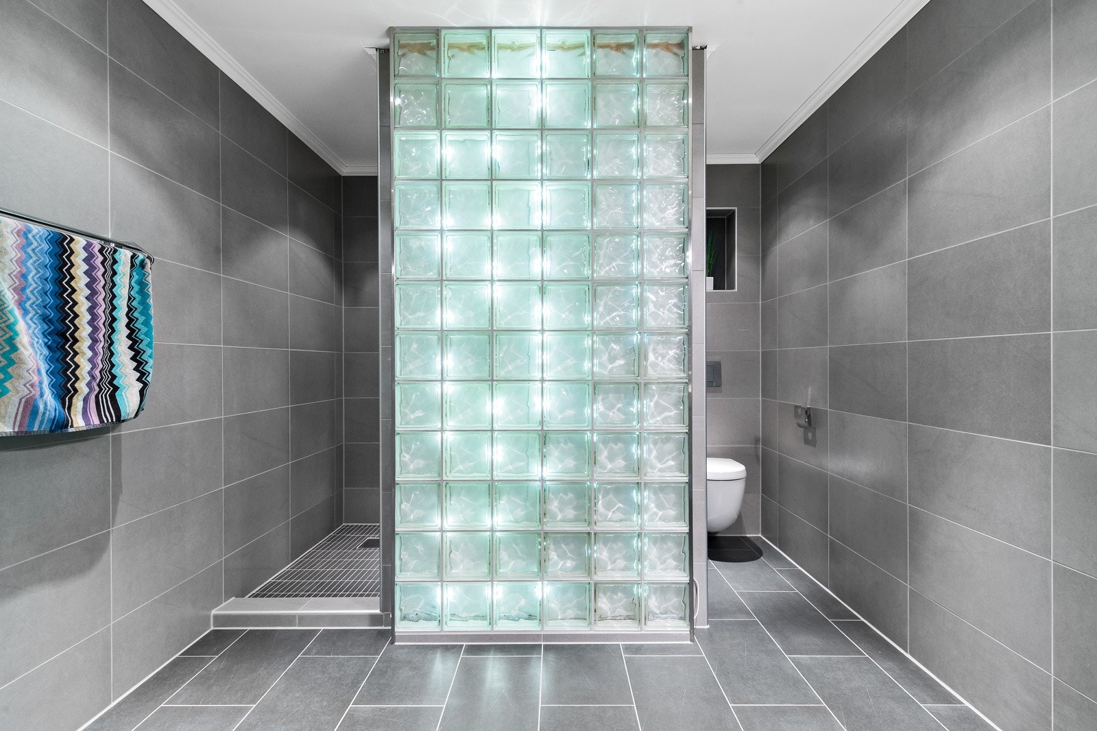 Badet har egen nisje for både toalett og dusj Galleribilde