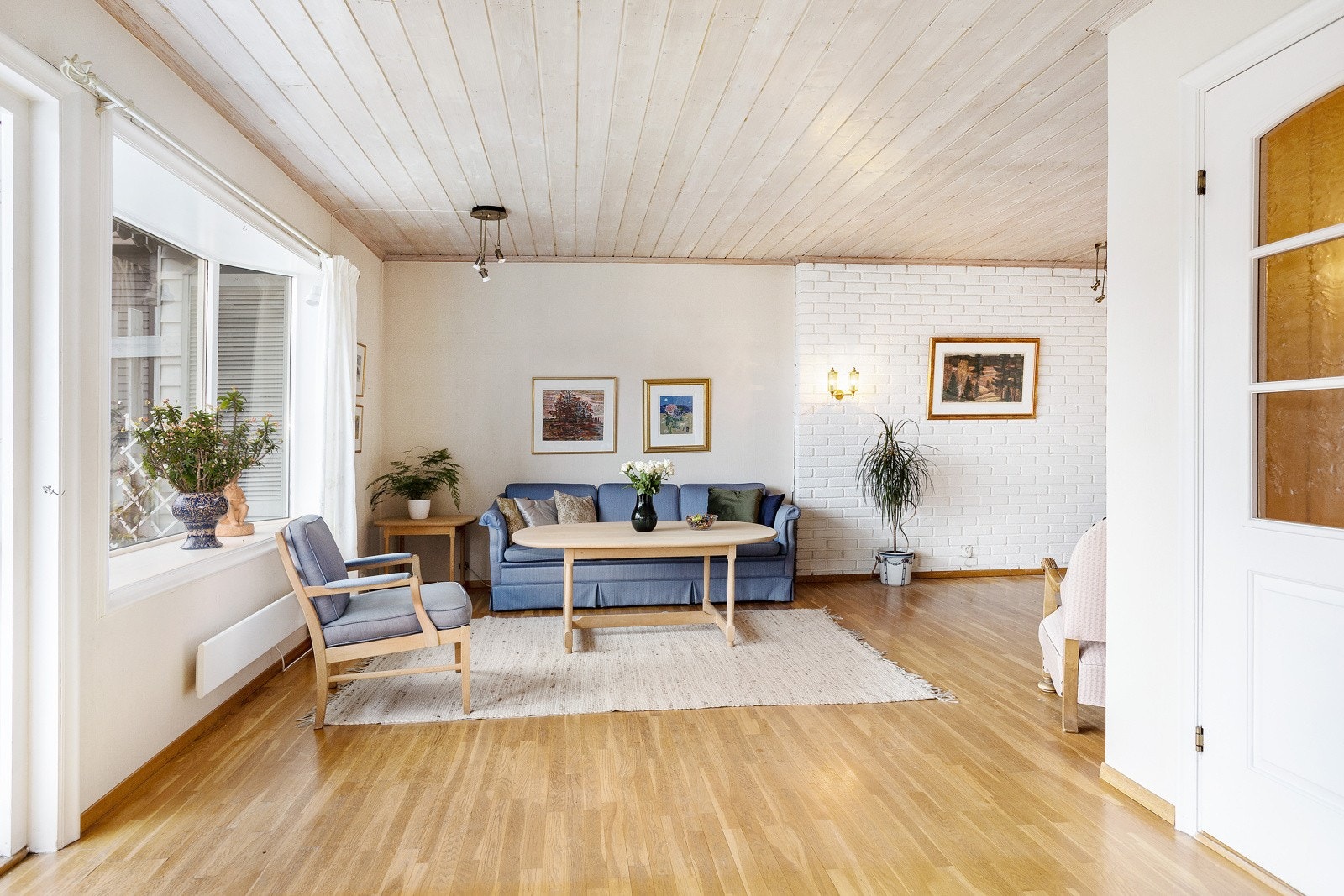 Innholdsrik bolig med bl.a. 4 soverom, kontor, bad, toalettrom, vaskerom, 2 stuer og flere boder Galleribilde