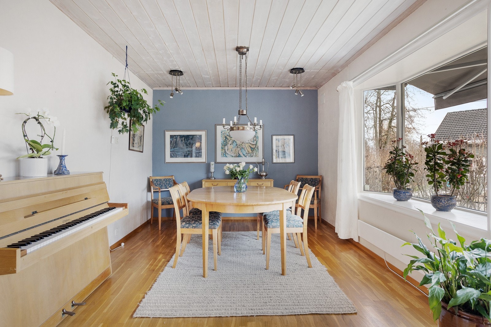 God plass til spisebord i spisestuen. Veggen til venstre kan åpnes for en åpen kjøkkenløsning Galleribilde