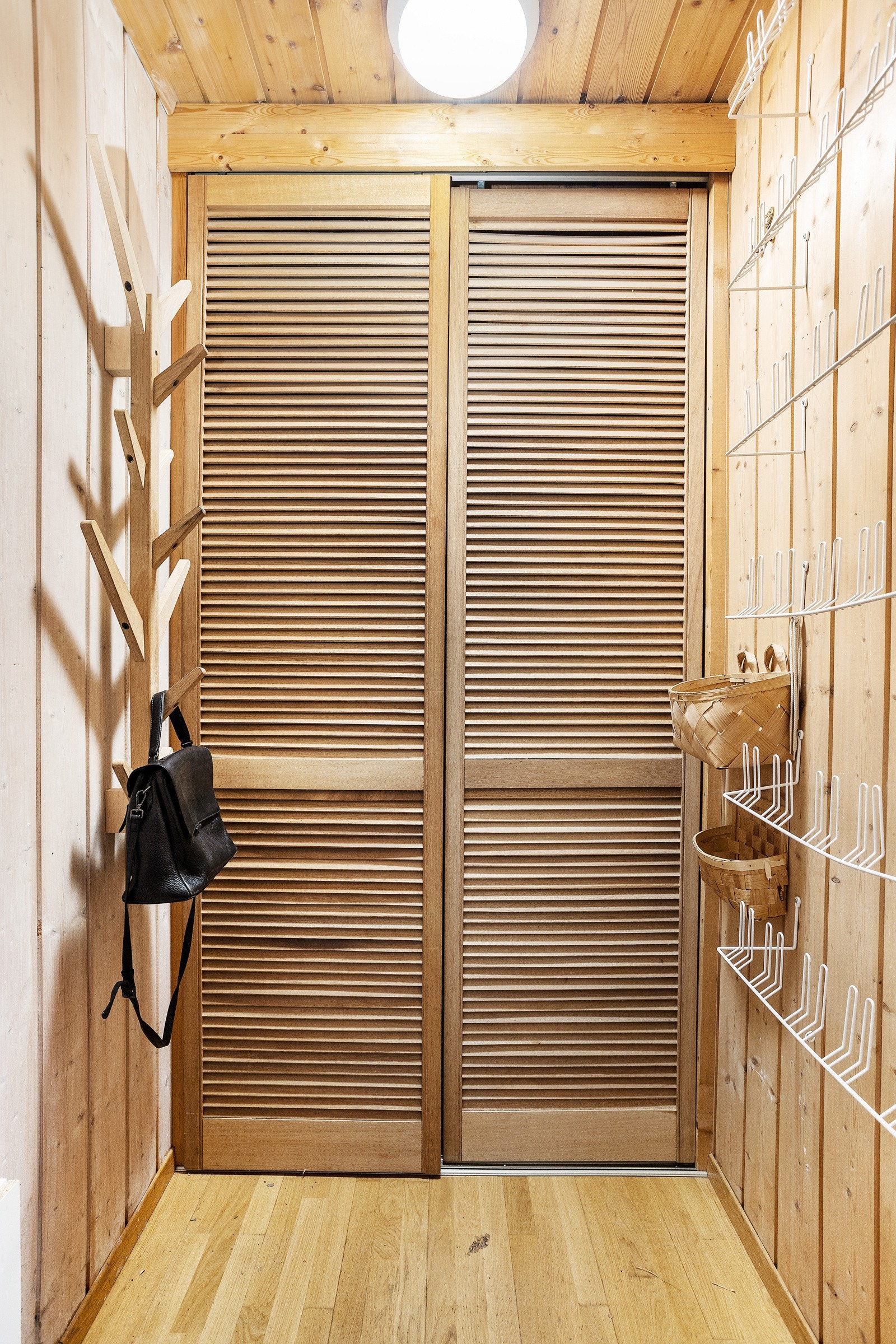 Innvendig, romslig bod/garderobe i entréen Galleribilde