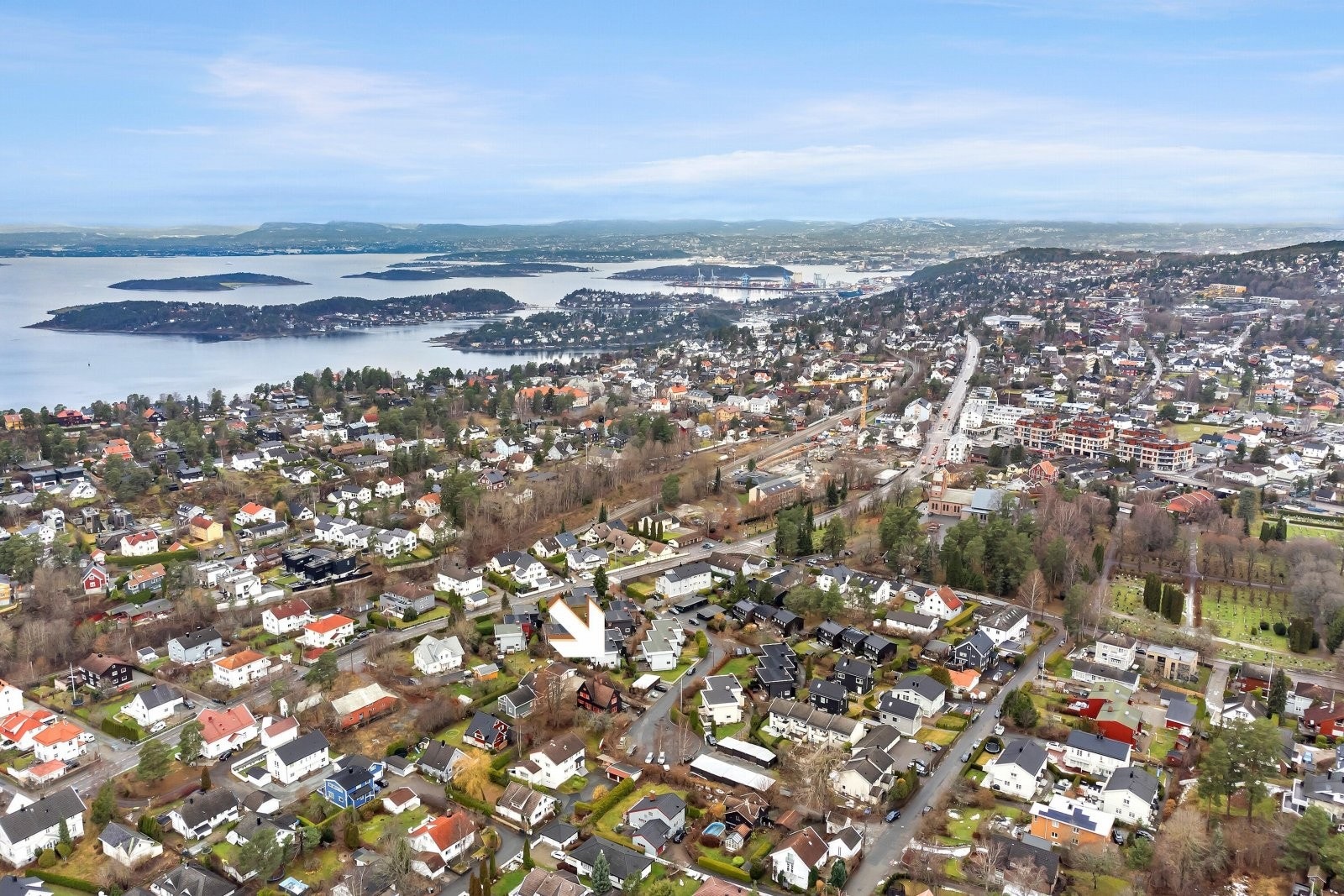 Tilbaketrukket og trafikkskjermet beliggenhet med meget gode oppvekstvilkår sentralt på Nordstrand. Boligen er markert med pil Galleribilde