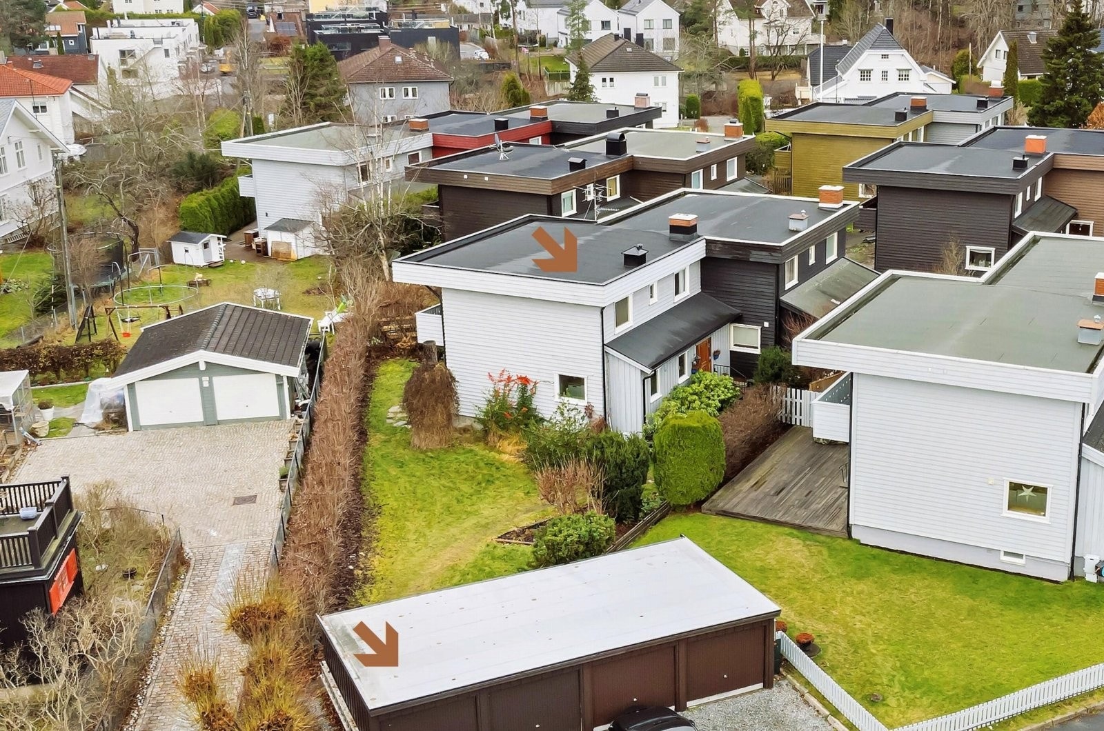 Garasje er merket med pil og ligger helt inntil hagen. Mulighet for ladeboks. Galleribilde