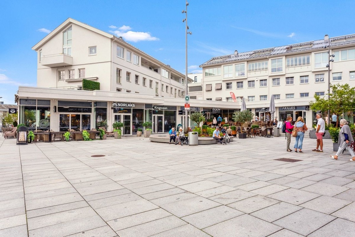 Sæter Torg ligger ca. 350 meter unna med et rikelig tilbud av restauranter, kaféer og butikker Galleribilde