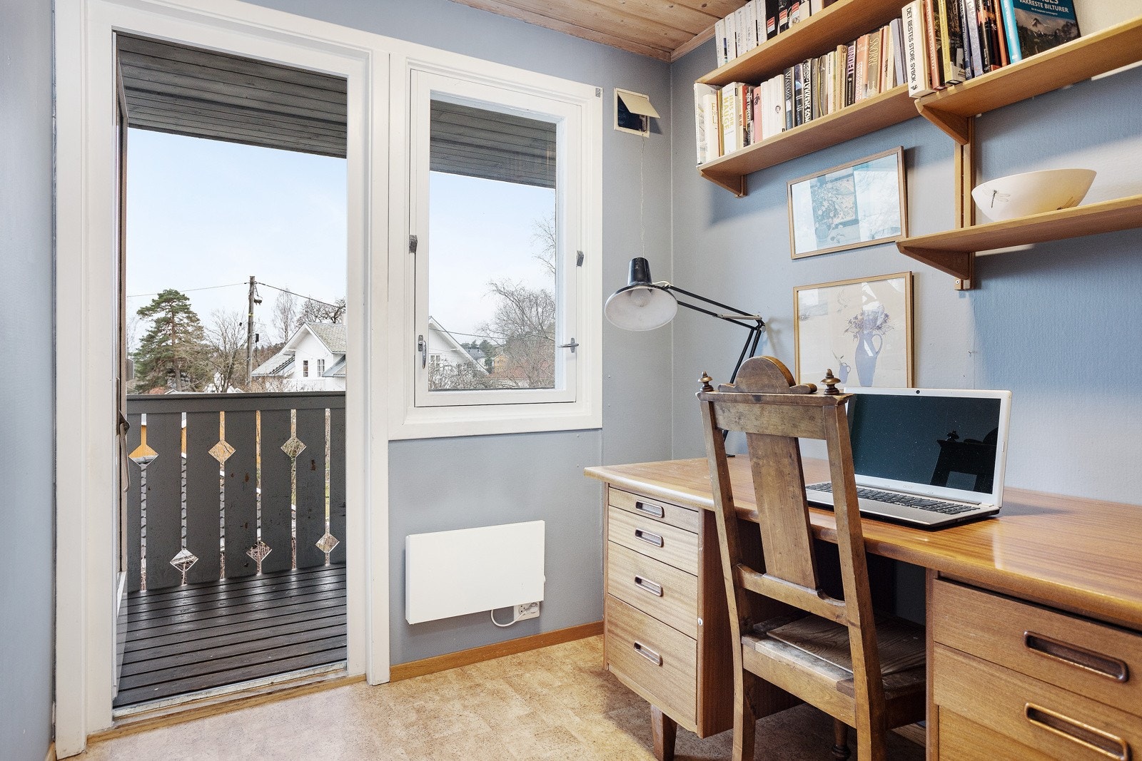 Flott kontor med utgang til balkongen Galleribilde