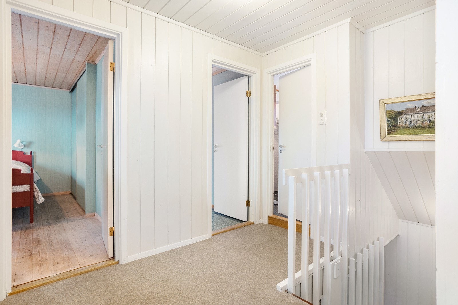 I 2.etasje er det inngang til bad, 4 soverom og kontor med utgang til balkong på 12 kvm Galleribilde