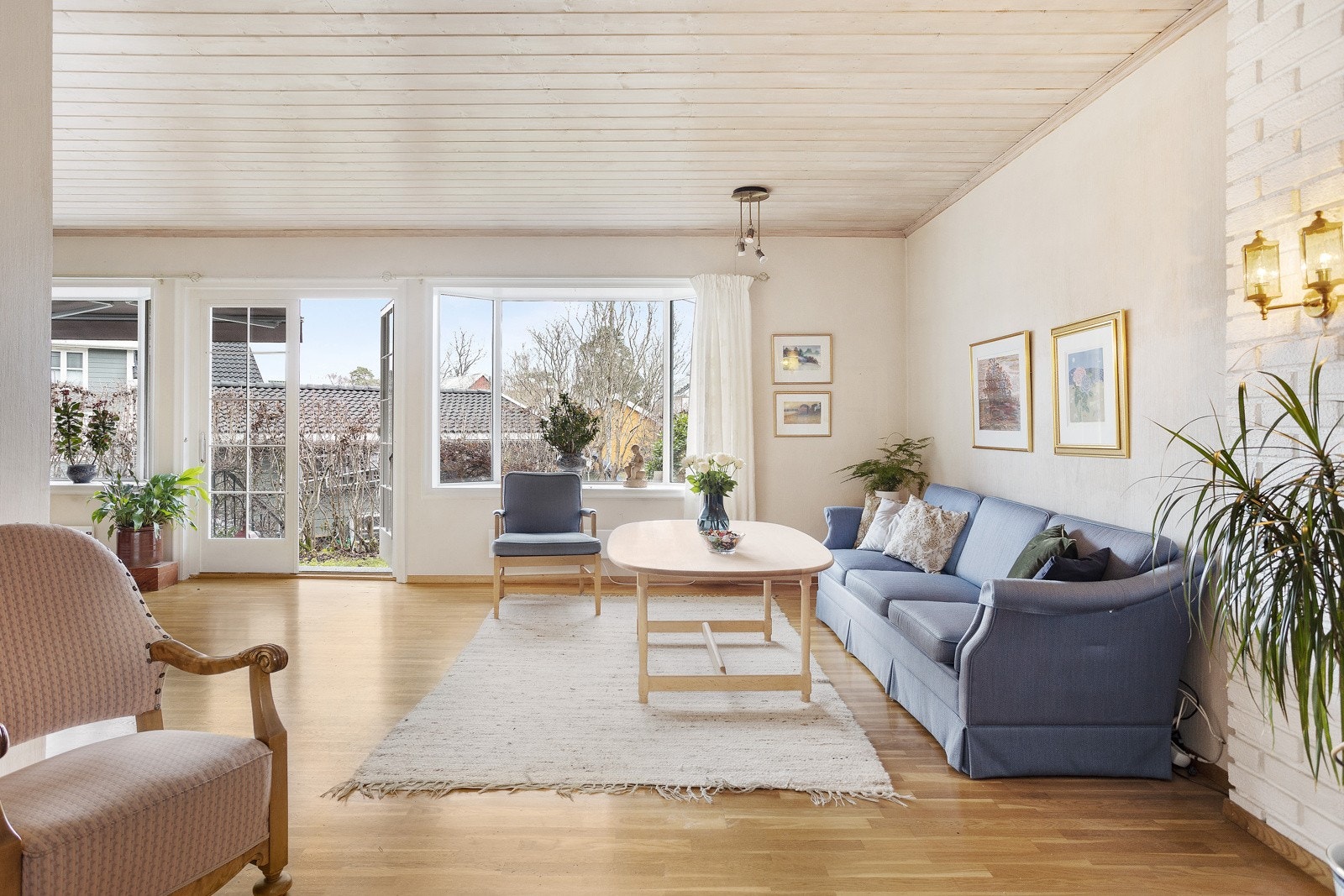 Stor stue i 1.etasje med flere soner og rikelig med vindusflater Galleribilde