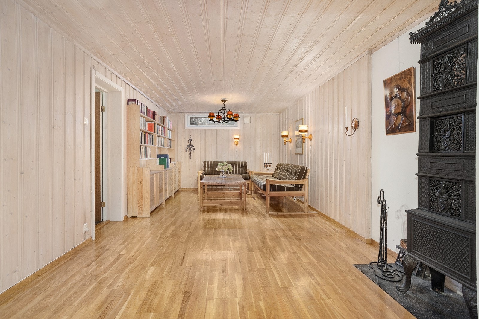 Stor kjellerstue med mulighet til å lage et ekstra rom Galleribilde