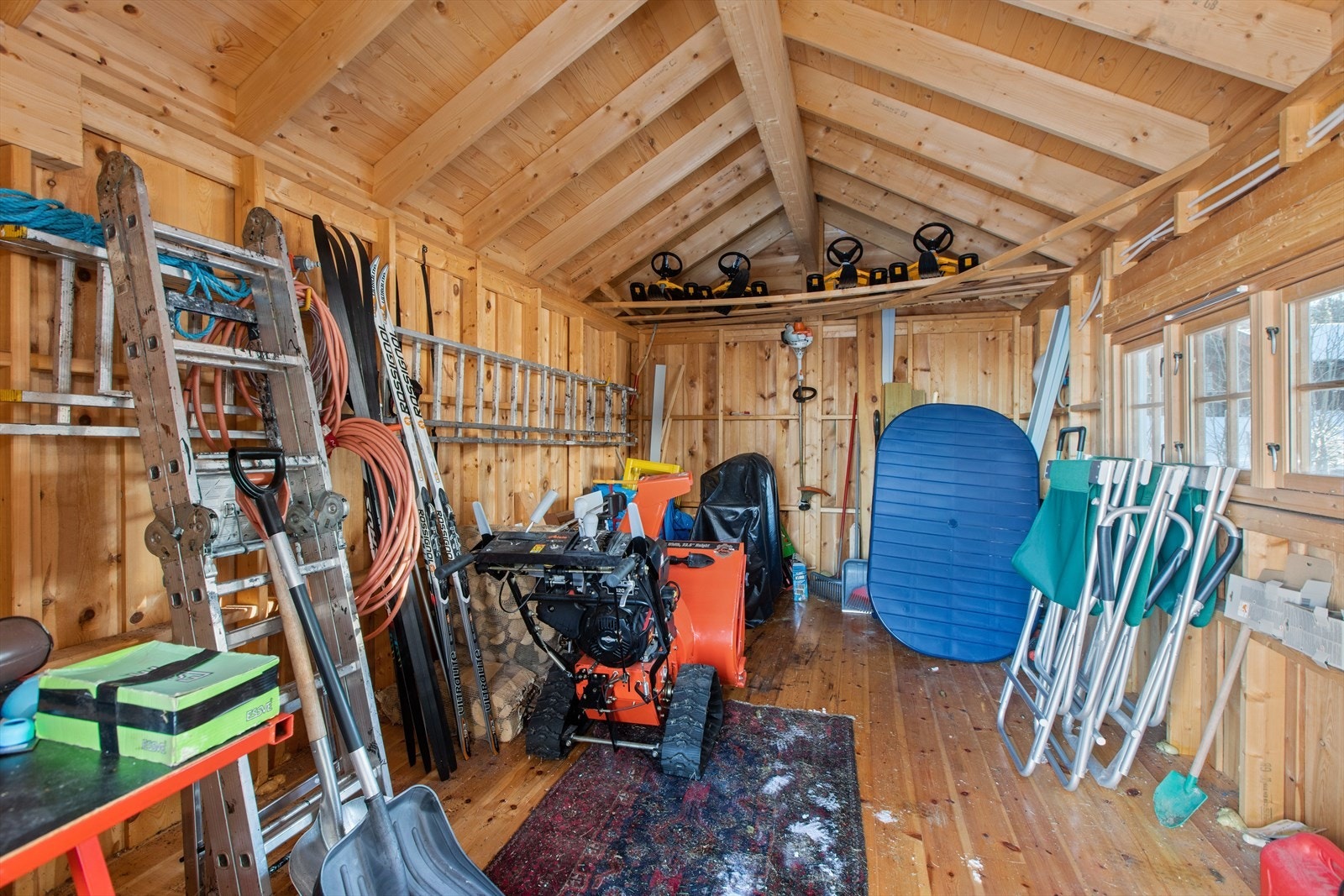 Praktisk uthus til lager av ski, akebrett utemøbler ol Galleribilde