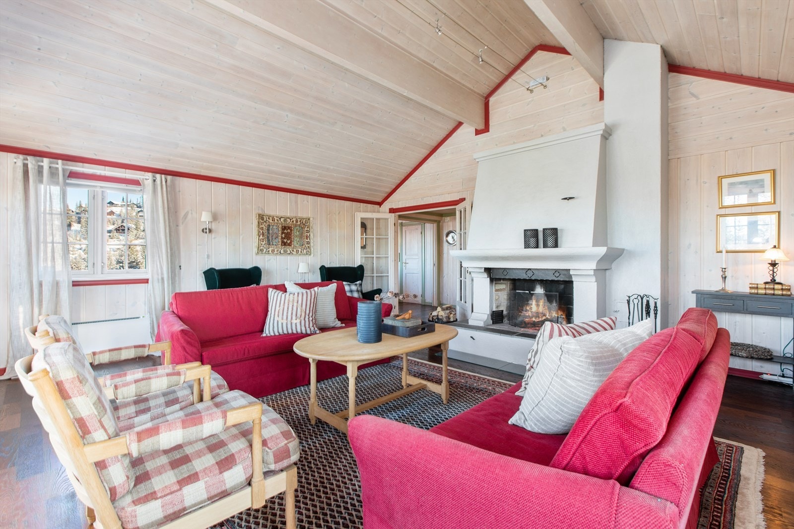 Rommet er av god størrelse, så her er det plass til både familie og venner. Galleribilde