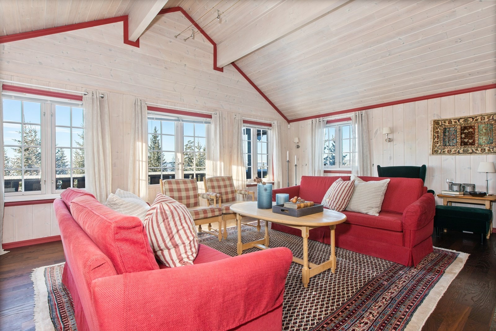 På stuen er det gode vindusflater som slipper inn rikelig med dagslys. Fra vinduene kan man nyte utsikt mot omkringliggende naturlandskap. Galleribilde