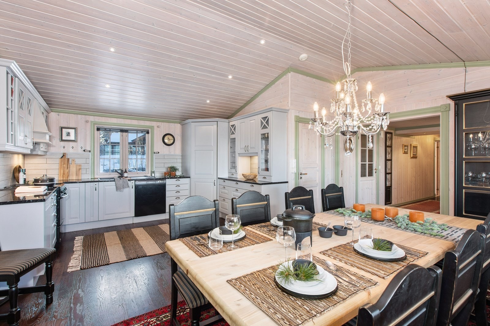 Pent og brukervennlig kjøkken fra 2012. Galleribilde