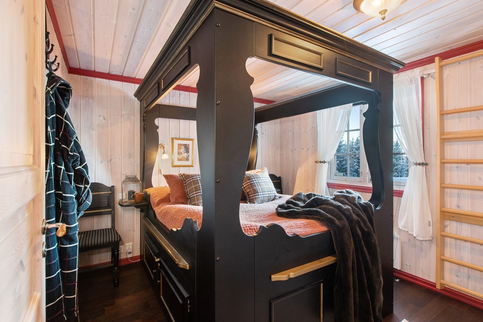 Hytta inneholder 4 soverom hvorav 3 av disse er i hyttas hovedetasje. Soverom 1. Galleribilde