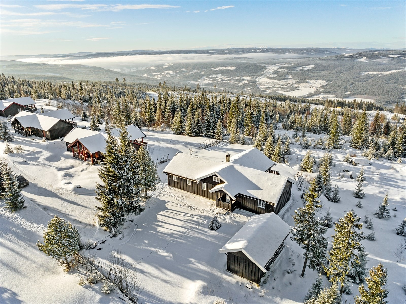 Hytta ligger med sentral beliggenhet på sørsiden av Hafjell, beliggende innerst i Landåsvegen. Galleribilde