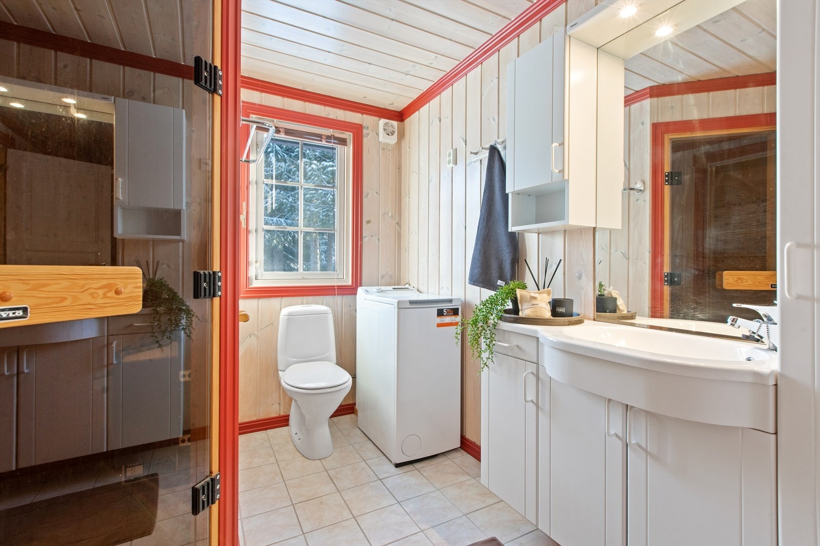 Baderom 1 med servant med underskap, speil med tilhørende belysning, dusjnisje og gulvmontert wc. Her er det også opplegg for vaskemaskin. Galleribilde