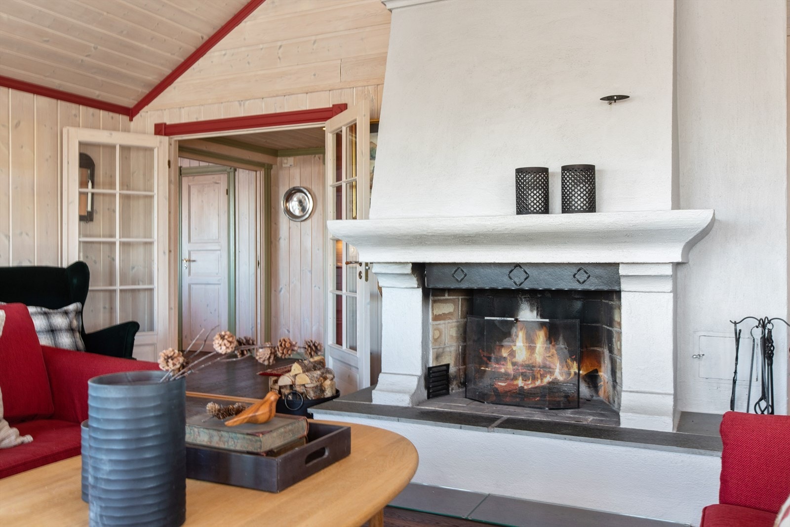 På kalde vinterdager kan man nyte kos og hygge foran flott peis. Galleribilde