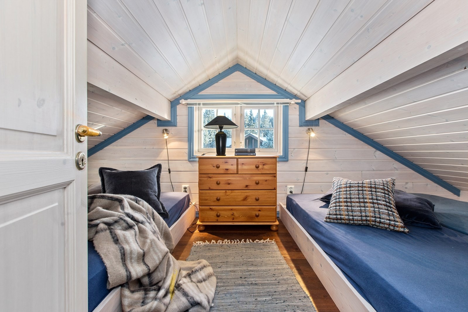 I tillegg til soverom i hovedetasjen er rom på hems innredet som soverom. Galleribilde