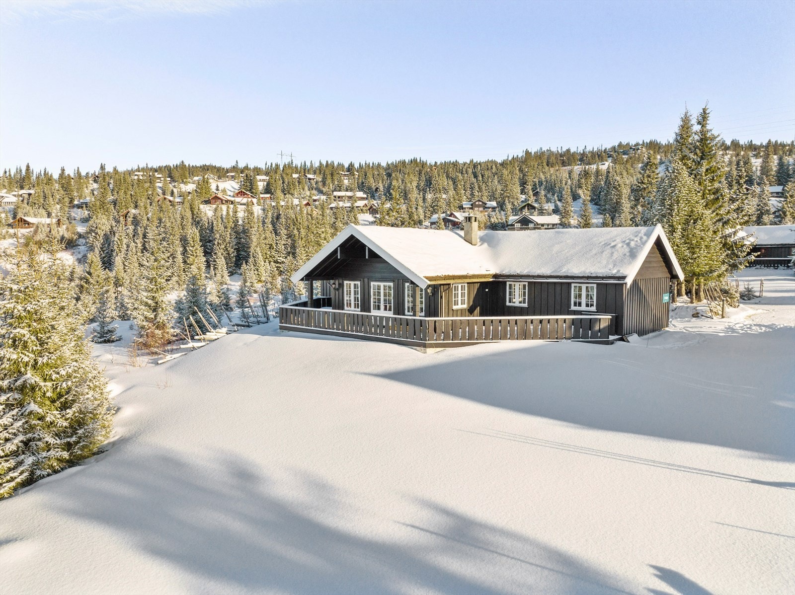 Velkommen til Landåsvegen 38, innholdsrik hytte med ski in/ut. Nydelig utsikt og solgang. Galleribilde