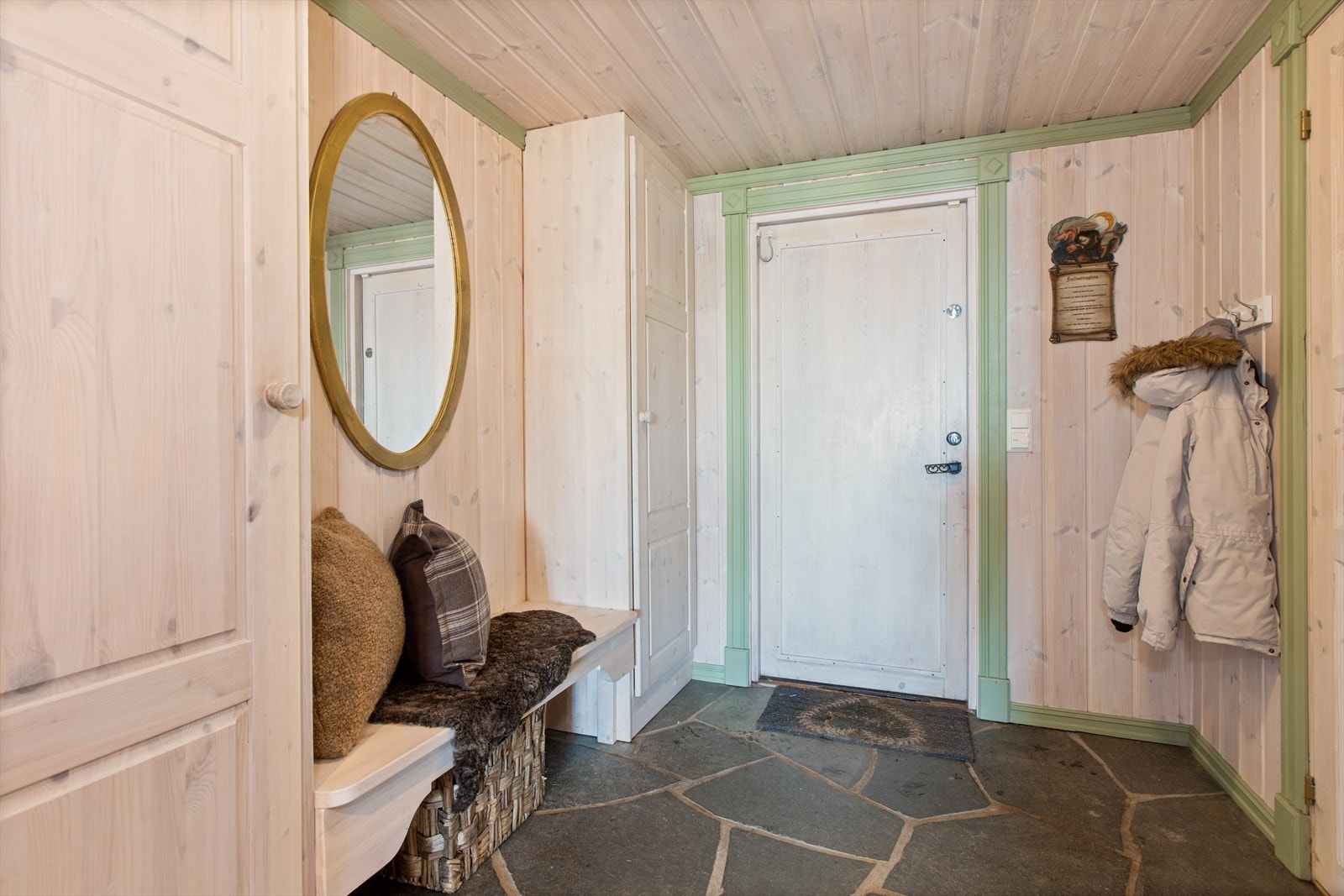 Innenfor døren blir du møtt av en innbydende entré med skifer på gulv og gode garderobeskap for oppbevaring av bl.a yttertøy. Galleribilde