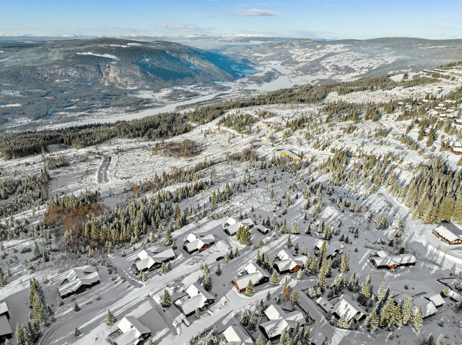 Hafjell er et av Norges mest populære hytteområder med beliggenhet ca. 15 km nord for Lillehammer og ca 2,5 timer med bil fra Oslo. Galleribilde