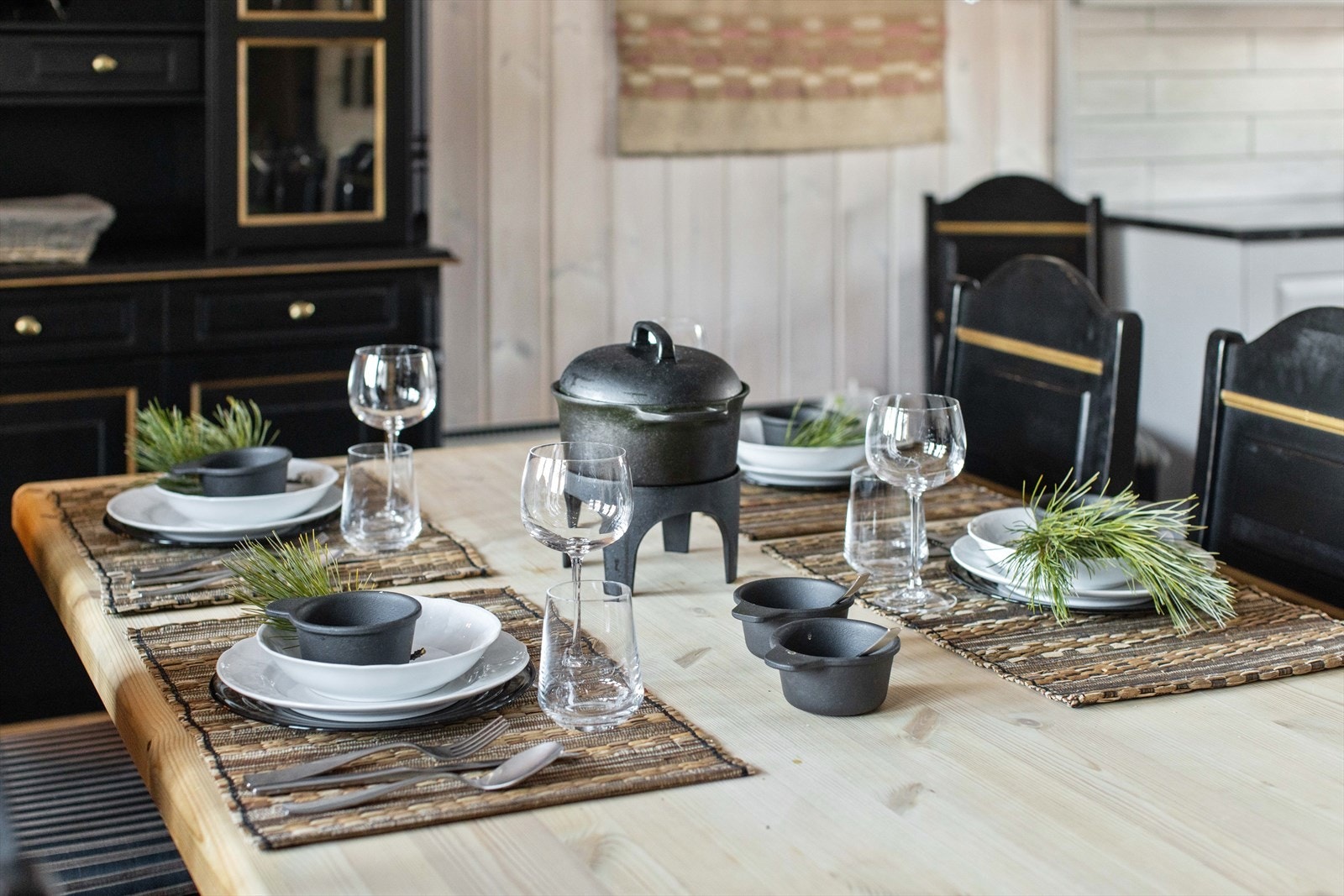 Her kan alle og enhver samles for å nyte et rykende ferskt hyttemåltid servert rett fra kjøkkenet. Galleribilde