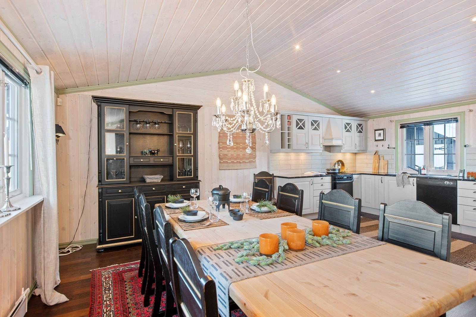 I kjøkkenområdet er det god plass til spisestue - et naturlig samlingssted for venner og familie. Galleribilde