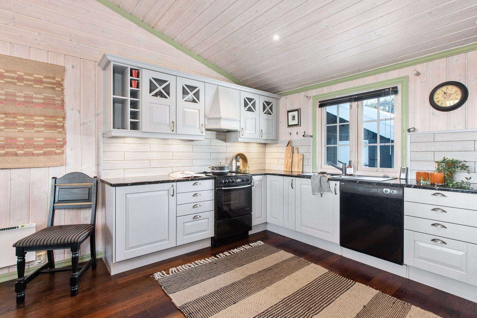 På kjøkkenet er det plass for komfyr, kjøle/fryseskap og oppvaskmaskin. Galleribilde