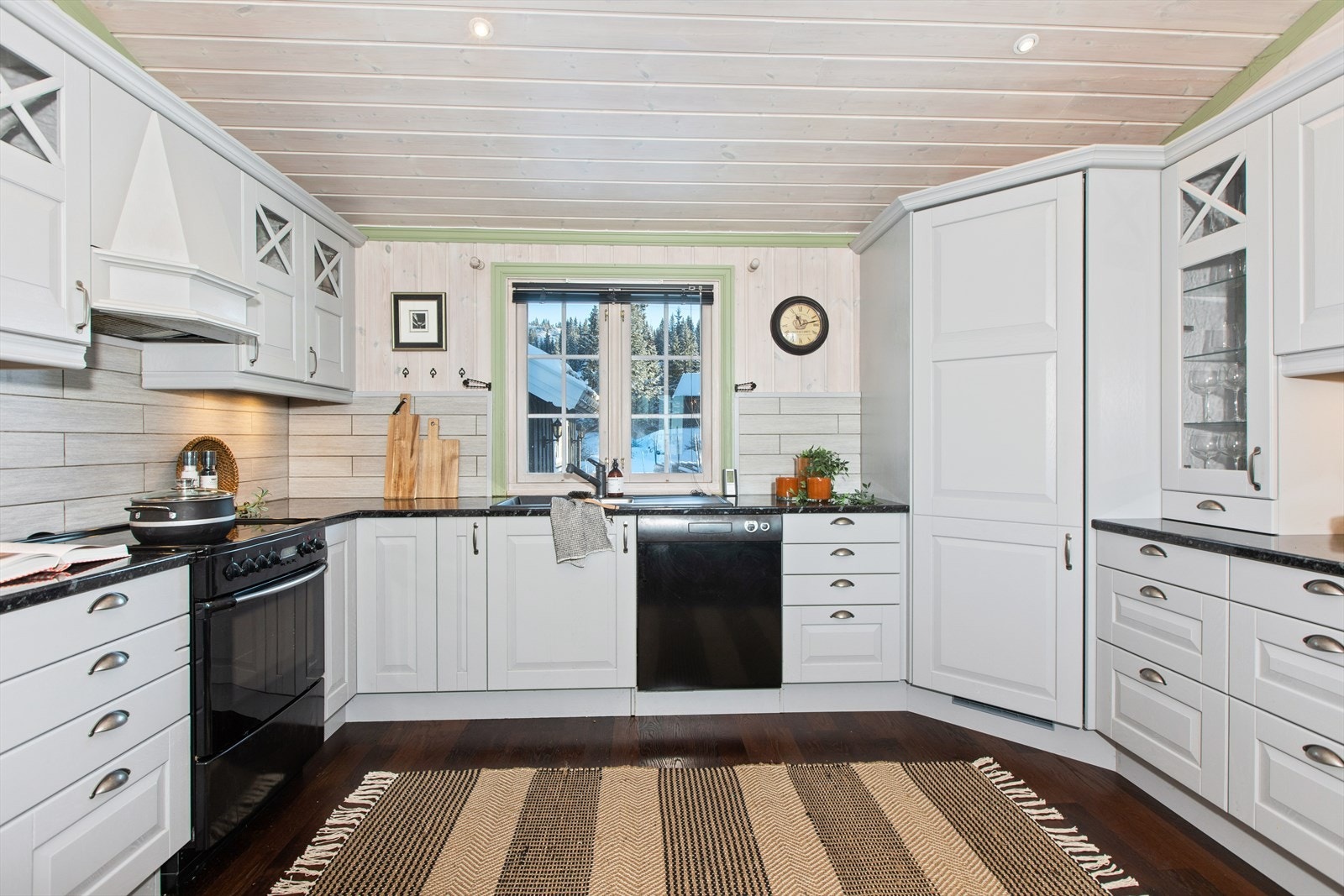 Det er også godt med arbeidsplass på laminat benkeplate med belysning over. Galleribilde