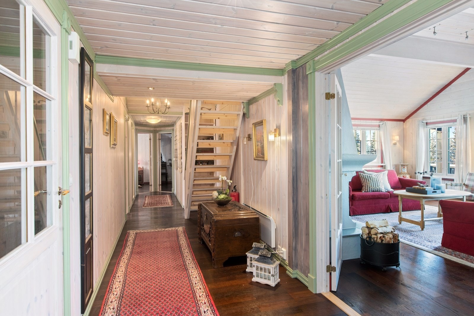 Romslig gang tar deg videre inn i hyttas stue. Galleribilde