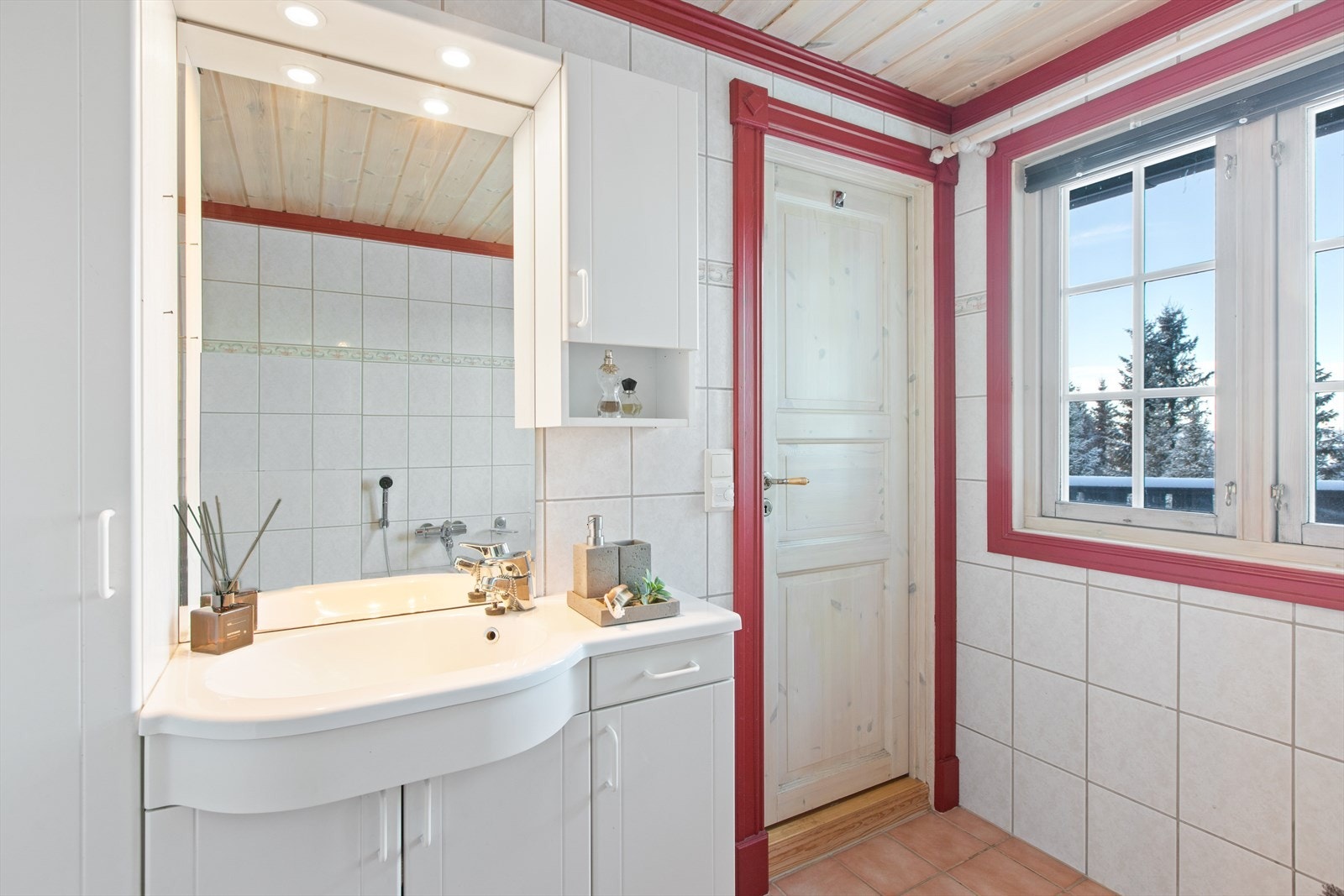 Baderom 2 ligger innenfor soverom og inneholder servant med underskap, speil med tilhørende belysning, badekar med dusjløsning og gulvmontert wc. Det er gulvvarme på begge baderom. Galleribilde