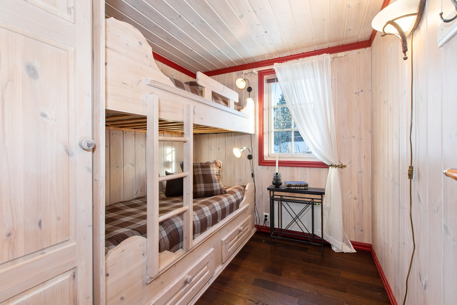 Soverom 2 med køyeseng og skap for oppbevaring. Galleribilde