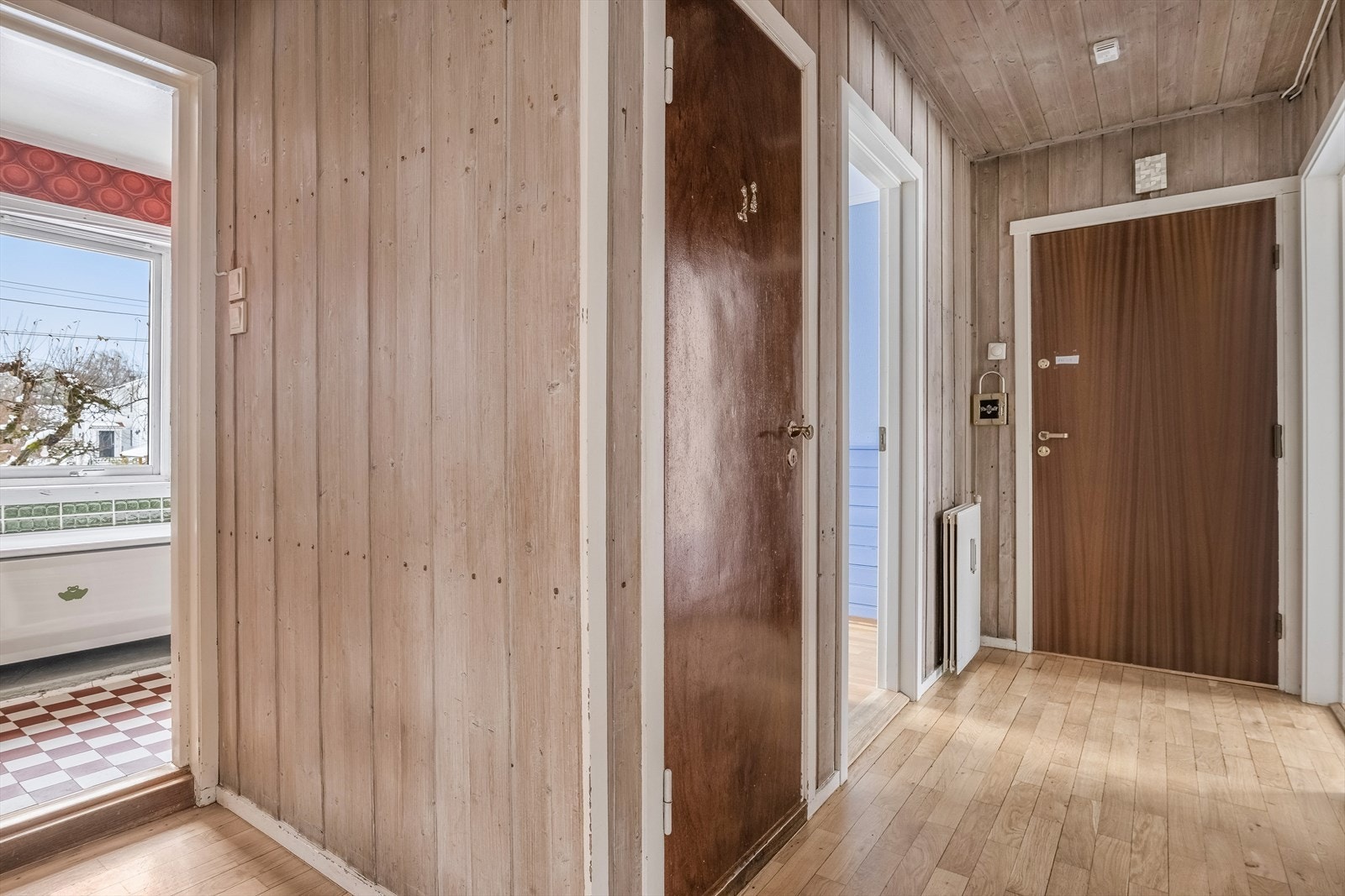 Bad, wc og del av entré kan slåes sammen til et større bad Galleribilde