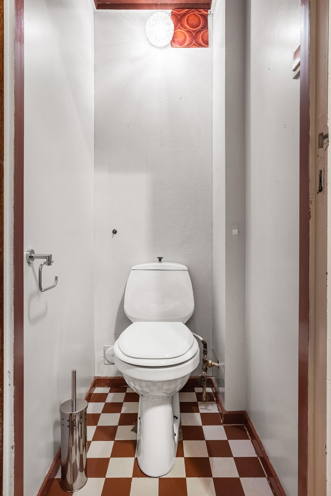 Adskilt wc - kan slåes sammen med bad ved oppussing Galleribilde