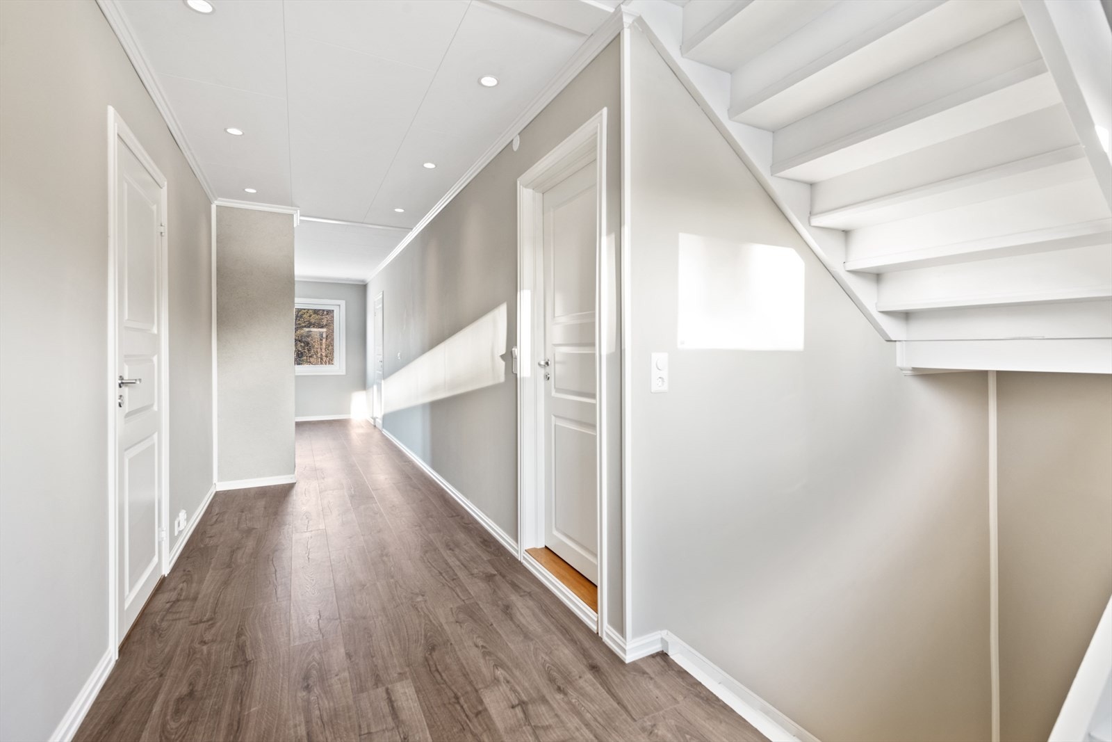 Mellom bad og soverom på høyre side er et rom som er lukket igjen. Selger hadde tenkt å utvide badet og bruke det. Galleribilde