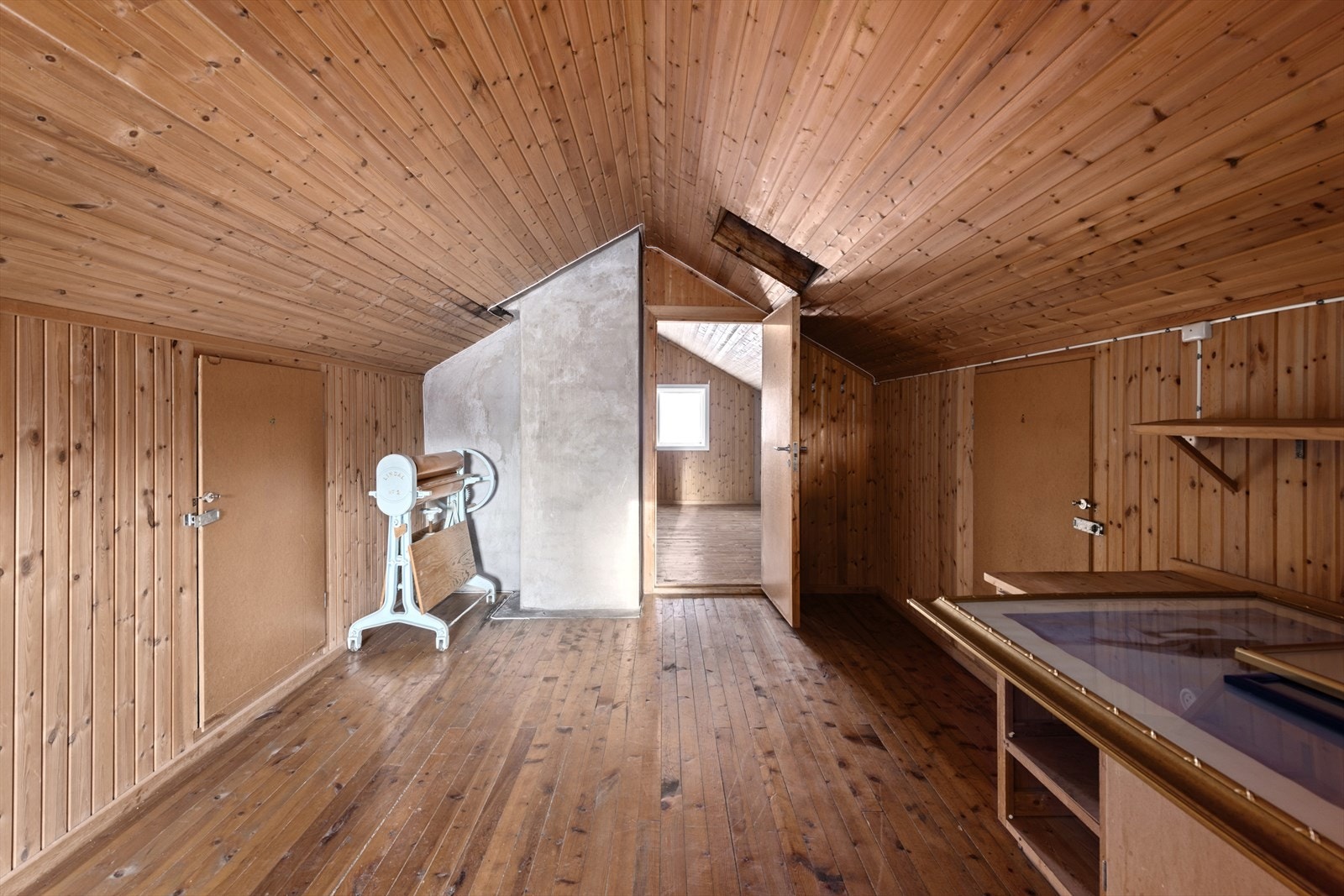 Loftsrom nr 1. Loft med mye muligheter. Kalde knekott i knevegg. Galleribilde