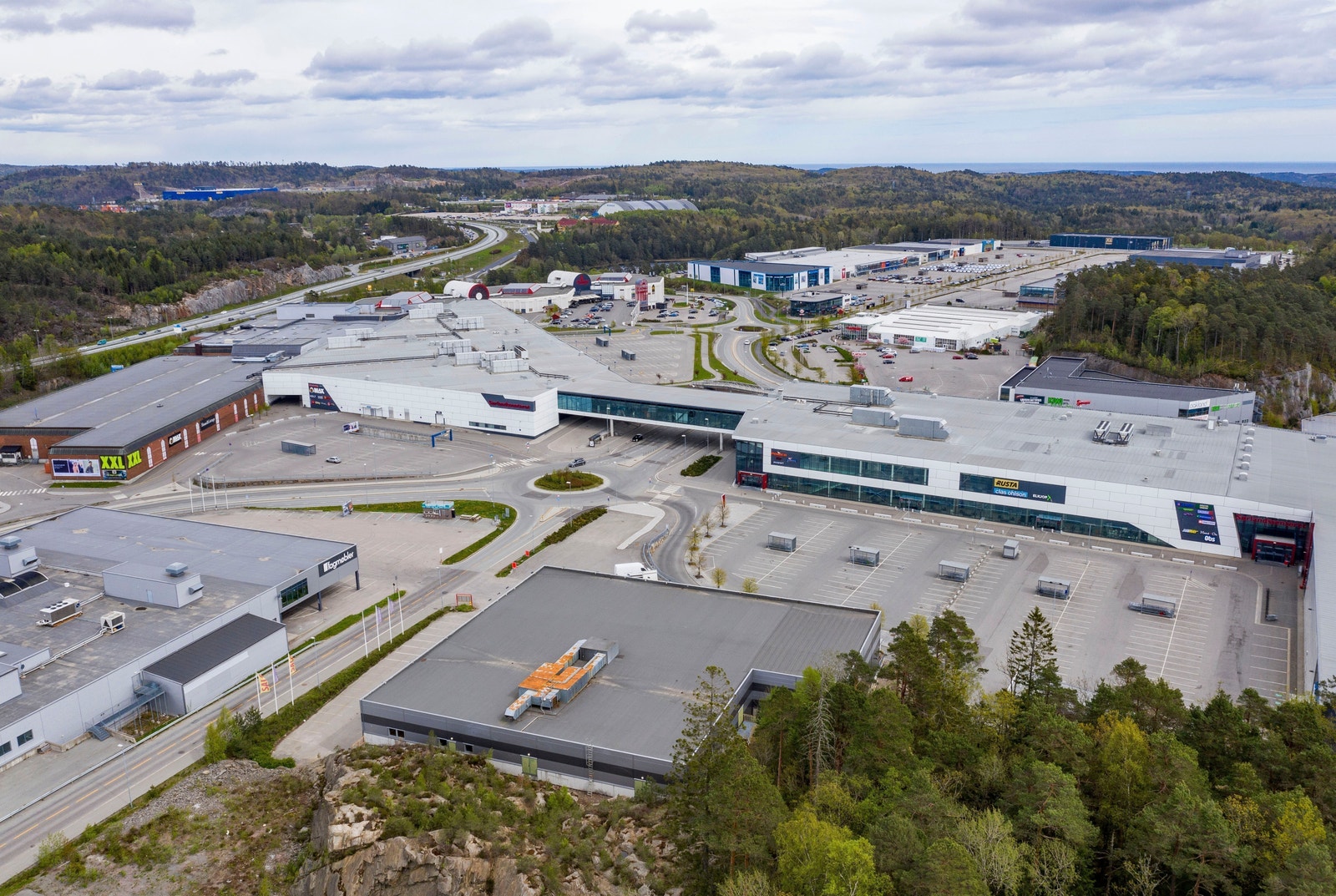 Skibåsen 50 i nedre del av bildet med Sørlandssenteret i forkant Galleribilde