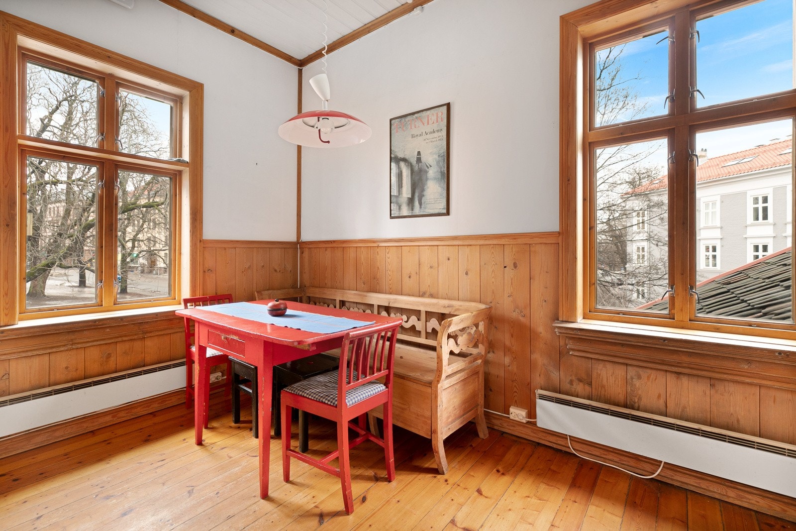 Kjøkkenet får dagslys inn fra to sider, via høye krysspostvinduer, og mellom vinduene er det god plass til et langbord som kan dukes for store og små anledninger. Galleribilde