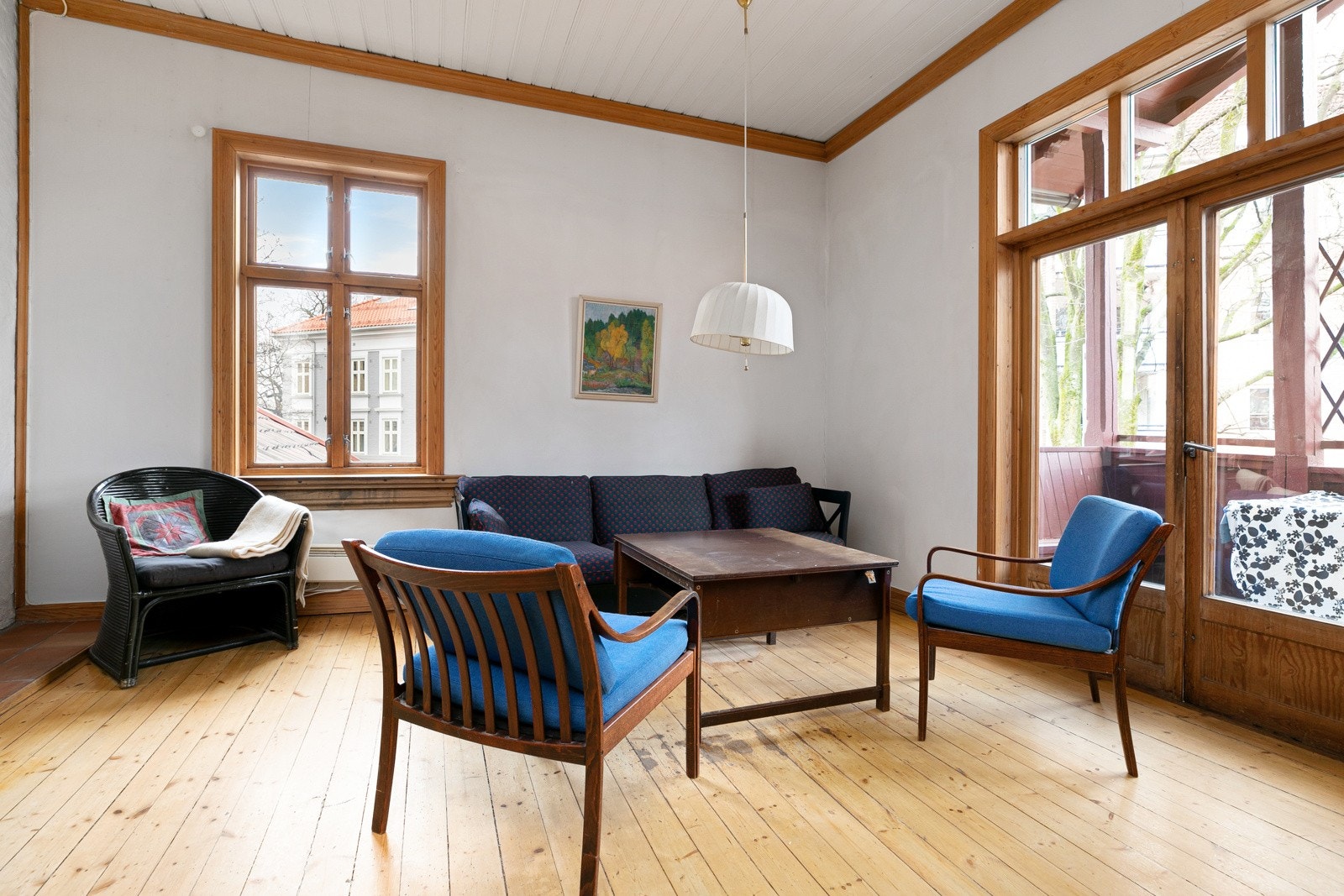 De store vinudene slipper inn rikelig med lys. Galleribilde