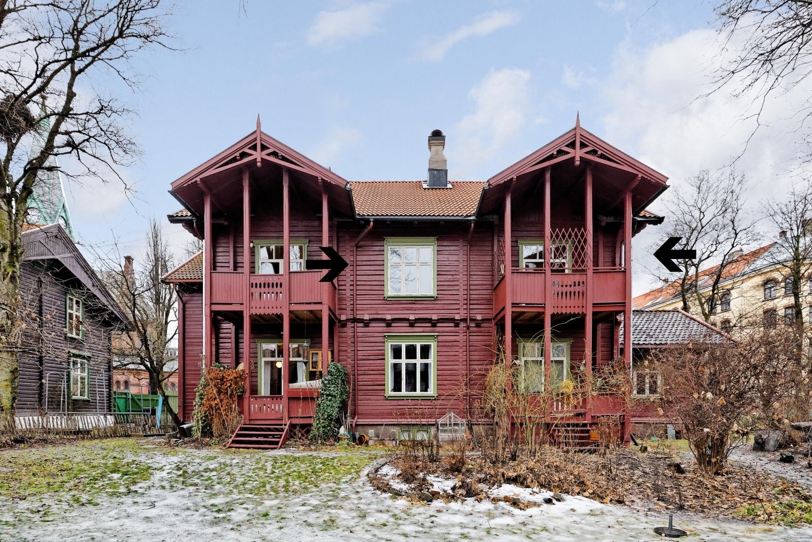 Fra stuen er det utgang til en lun, overbygget balkong på 6 kvm. Galleribilde