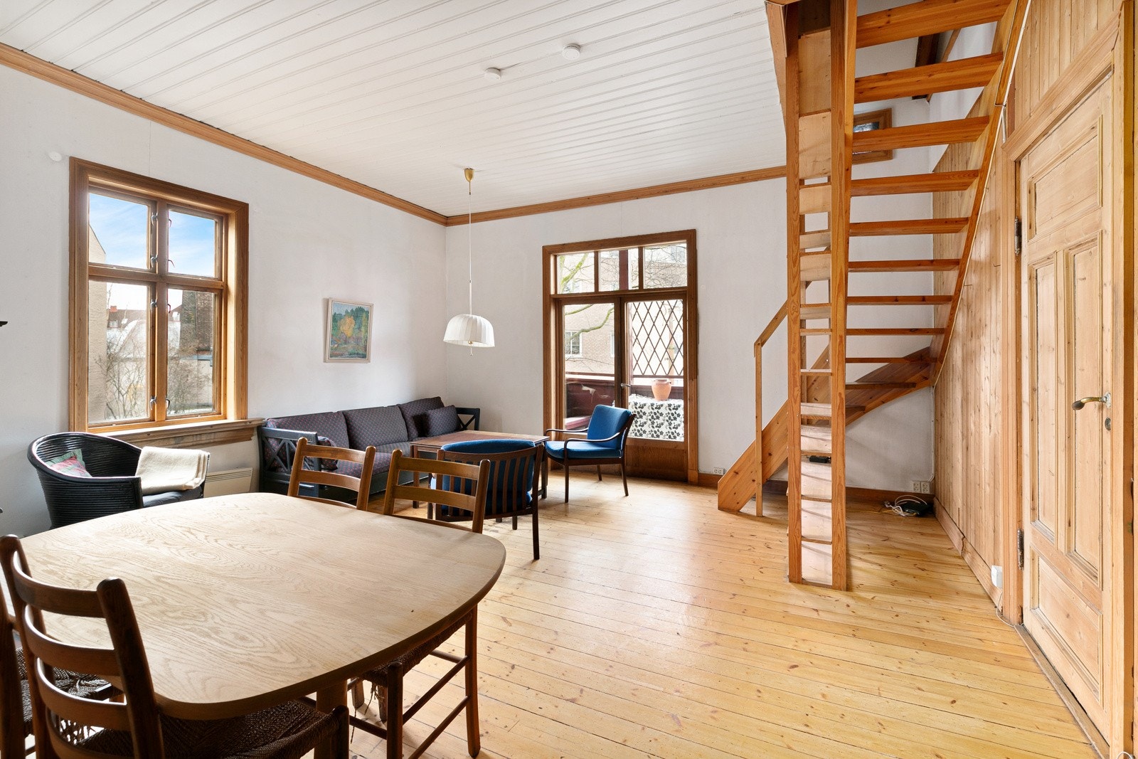 i stuen får man små smakebiter av hva som en gang var, her er det ca 3 meter takhøyde. Galleribilde