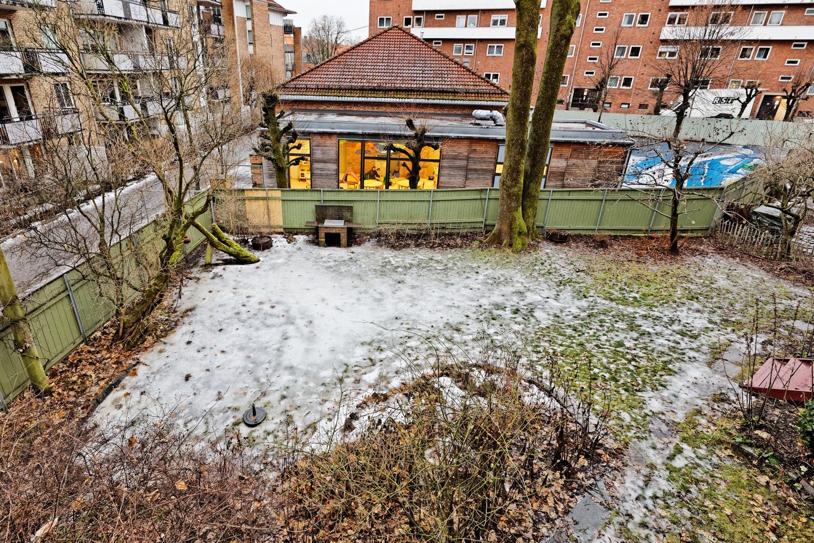 Fra balkongen er det fin utsikt over en inngjerdet felleshage - en vakker idyll som lager en flott ramme rundt den gamle, ærverdige bygningen. Galleribilde